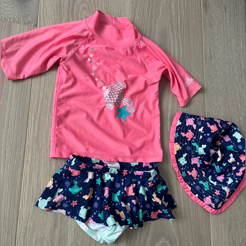 UV skins swim suit set. Girls size 4T. Hat is reversible. EUC
